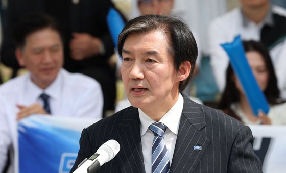 평택 고덕 방문해 기자회견하는 조국