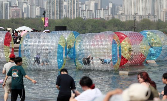 '워터볼 굴리기 하며 더위를 잊어요'