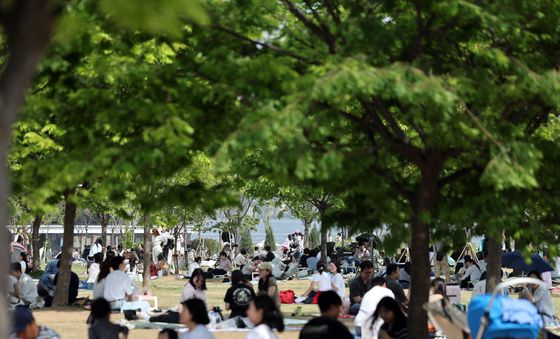 더위 피해 그늘 아래로