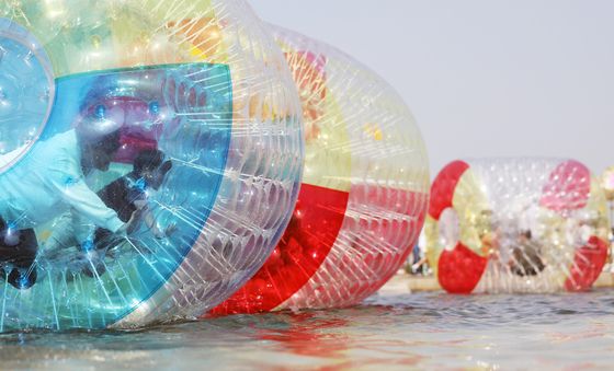 물 위에서 즐기는 워터볼 굴리기