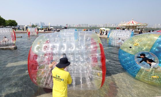 물 위에서 즐기는 워터볼 굴리기