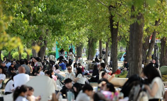 더위 피해 그늘 밑에 모인 시민들