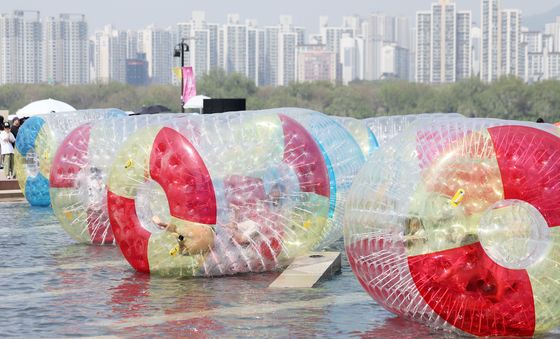 '우당탕탕' 워터볼 굴리기