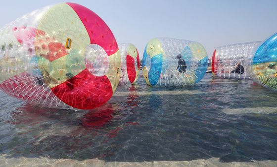 물 위에서 즐기는 워터볼 굴리기