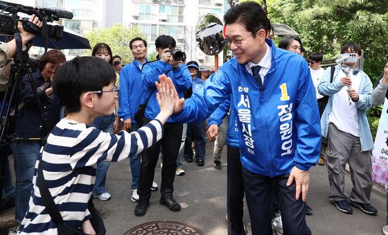 노원구 주민과 하이파이브하는 정원오 서울시장 후보