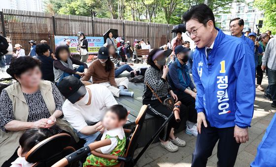 시민들에게 인사하는 정원오 서울시장 후보