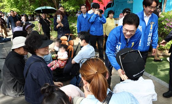 불암산 철쭉제 찾아 인사 나누는 정원호 서울시장 후보