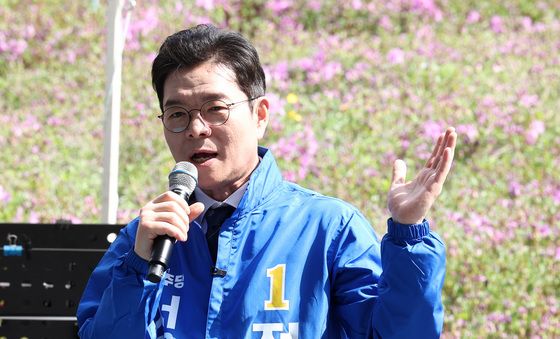 불암산 철쭉제 찾아 인사말하는 정원오 민주당 서울시장 후보