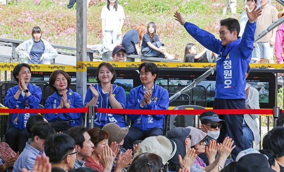 시민들과 인사하는 정원오 서울시장 후보