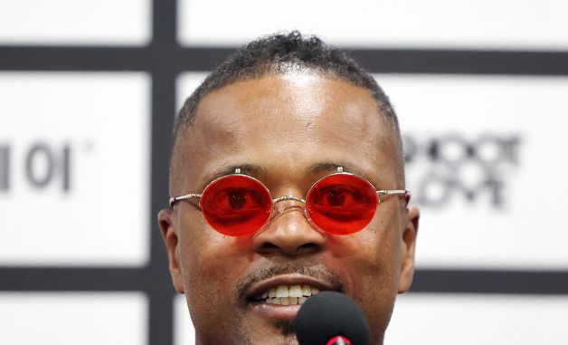 취재진 질문에 답변하는 에브라