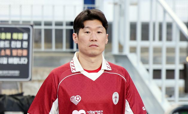 박지성, 무릎 보호대 착용하고 입장