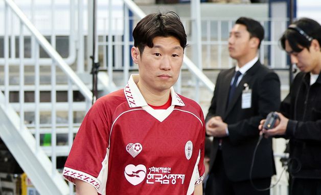 박지성, 무릎 보호대 착용하고 입장