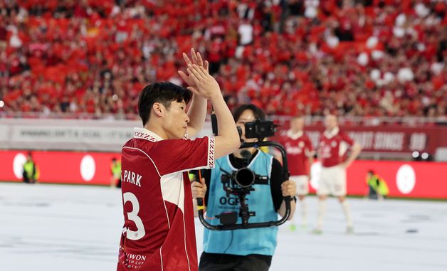 국내 맨유 팬들에게 인사하는 박지성