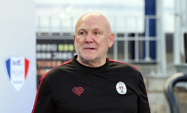 입장하는 '퍼거슨의 오른팔' 마이크 펠란 코치