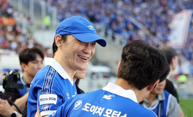 신영록 코치, 서정원 선수 겸 감독의 부축을 받으며 입장