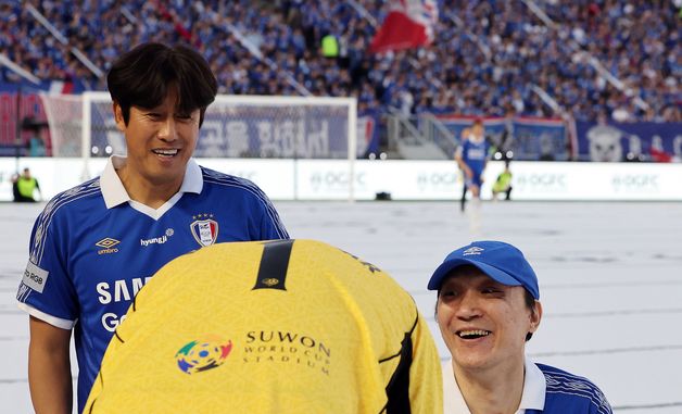 신영록 코치에게 고개 숙여 인사하는 판 데르 사르