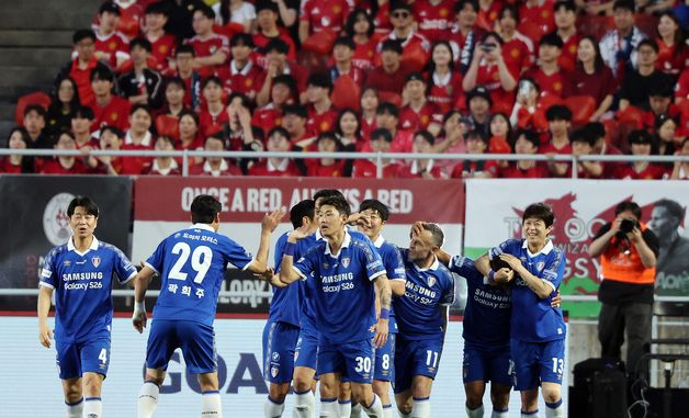 전반 앞서가는 수원 삼성