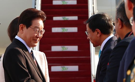 인도 환영객과 인사하는 이재명 대통령