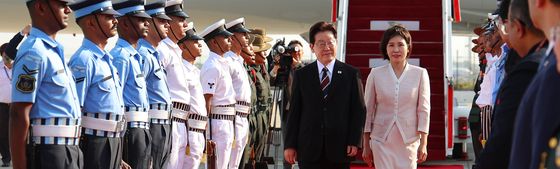 인도 뉴델리 도착한 이재명 대통령 부부