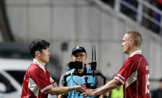 네마냐 비디치와 교체로 들어오는 박지성