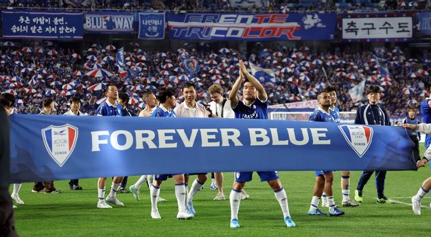 OGFC 응원단 향해 인사하는 수원 선수들