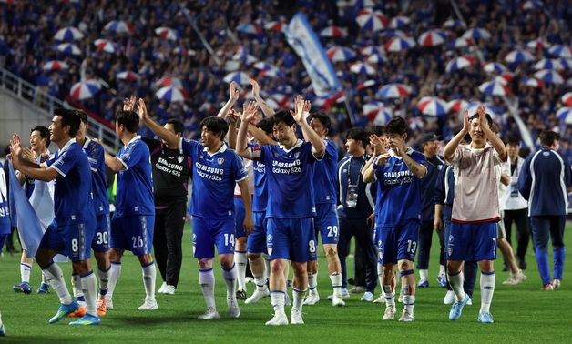 OGFC 응원단 향해 인사하는 수원 선수들