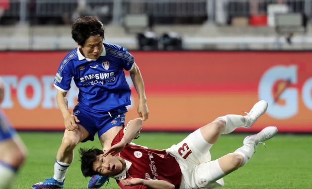 이병근 태클에 넘어지는 박지성