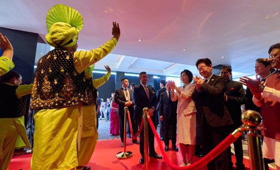 이재명 대통령 부부, 인도 전통춤 관람