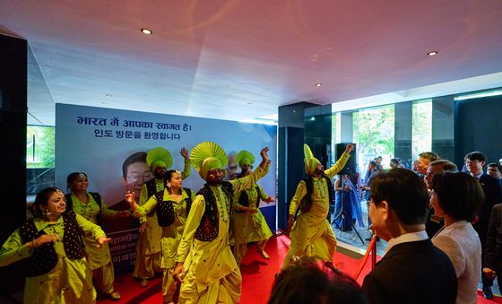 인도 전통춤 관람하는 이재명 대통령 부부