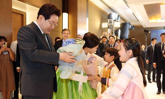 꽃다발 받는 이재명 대통령 부부