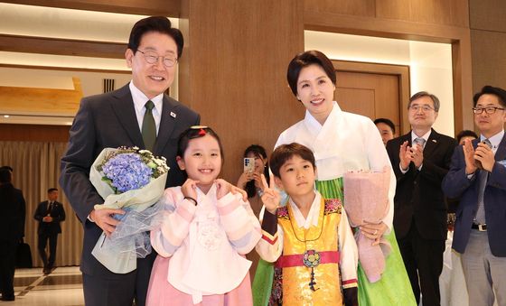 이재명 대통령 부부, 화동과 기념촬영