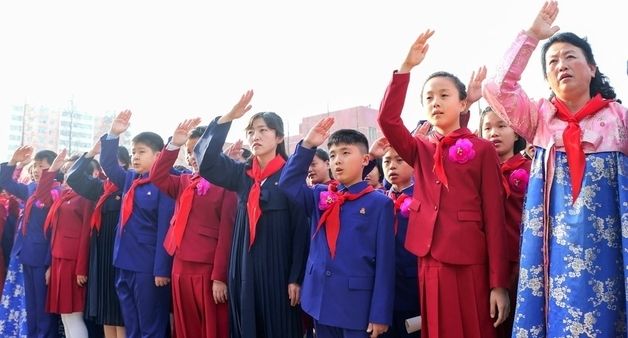 새 교복 입은 학생들…북한 전역 개학모임 개최