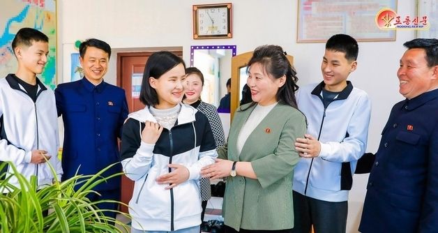 北 "사회주의 미담"…세쌍둥이 돌보는 일꾼들 조명