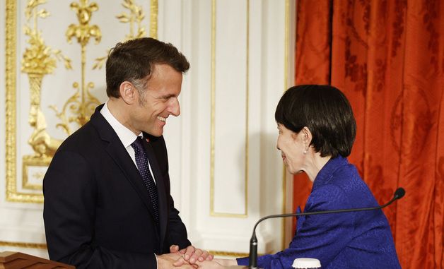 [포토] 손 잡은 다카이치와 마크롱