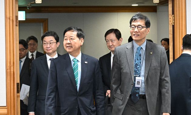 시장상황점검회의 참석하는 경제 수장들