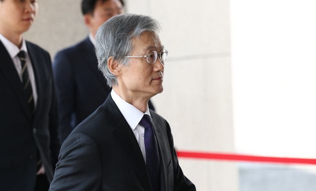 대법원 청사 출근하는 조희대 대법원