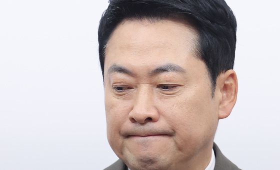 생각 잠긴 장동혁 대표