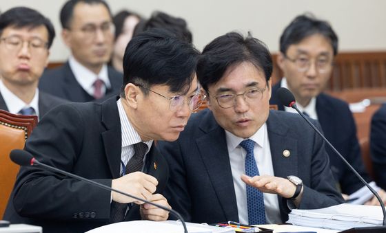 대화 나누는 김영훈 고용노동부 장관과 권창준 차관