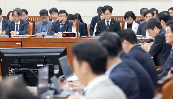 국회 기후에너지환노위 답변하는 김성환 장관