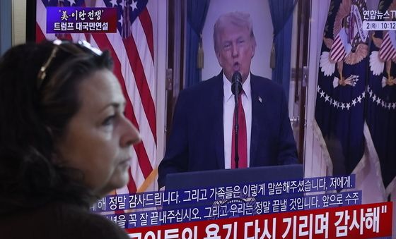 서울역에서 트럼프 대통령 연설 바라보는 외국인 관광객