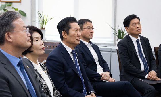 트럼프 미 대통령 대국민연설 지켜보는 민주당 지도부