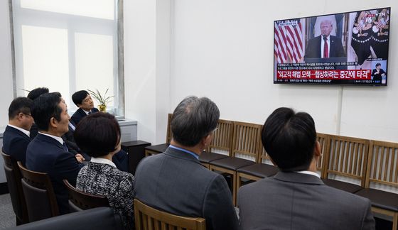민주당 지도부, 도널드 트럼프 미국 대통령 대국민연설 시청