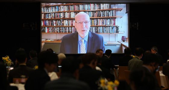 기조연설 하는 스티븐 월트 하버드대 교수