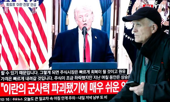 자화자찬 트럼프 앞 지나는 외국인