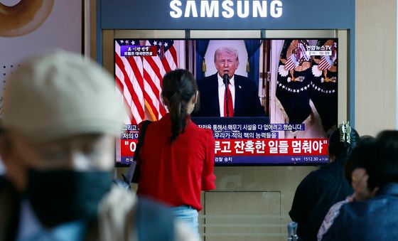 트럼프 대국민연설 지켜보는 시민들