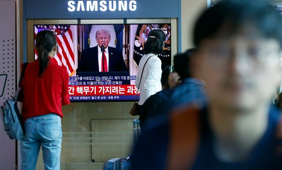 이란 전쟁 관련 트럼프 대국민연설 지켜보는 시민들