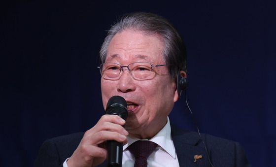 발언하는 유명환 전 외교부 장관