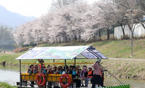 양재천에서 즐기는 뗏목 체험