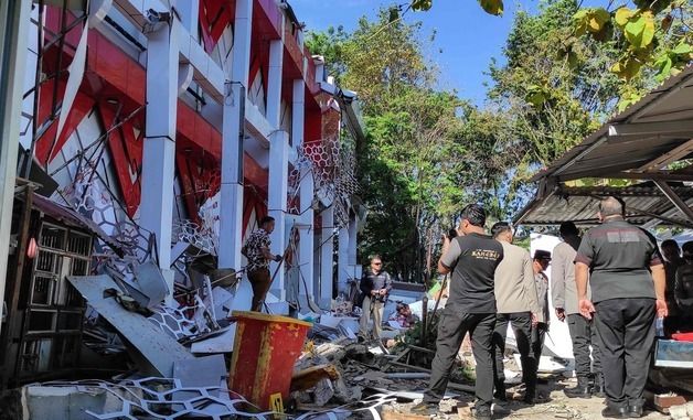 [포토] 인니 동부 해안 규모 7.4 강진…건물 피해