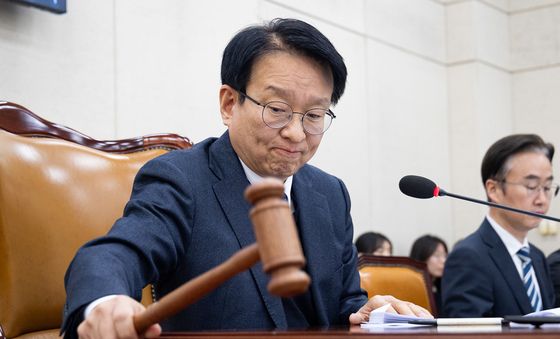 의사봉 두드리는 권칠승 신임 행안위원장